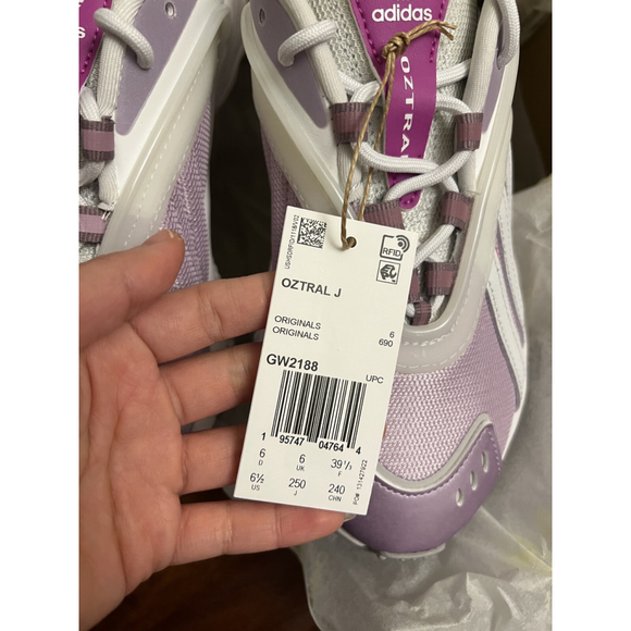 Athletic_Shoes